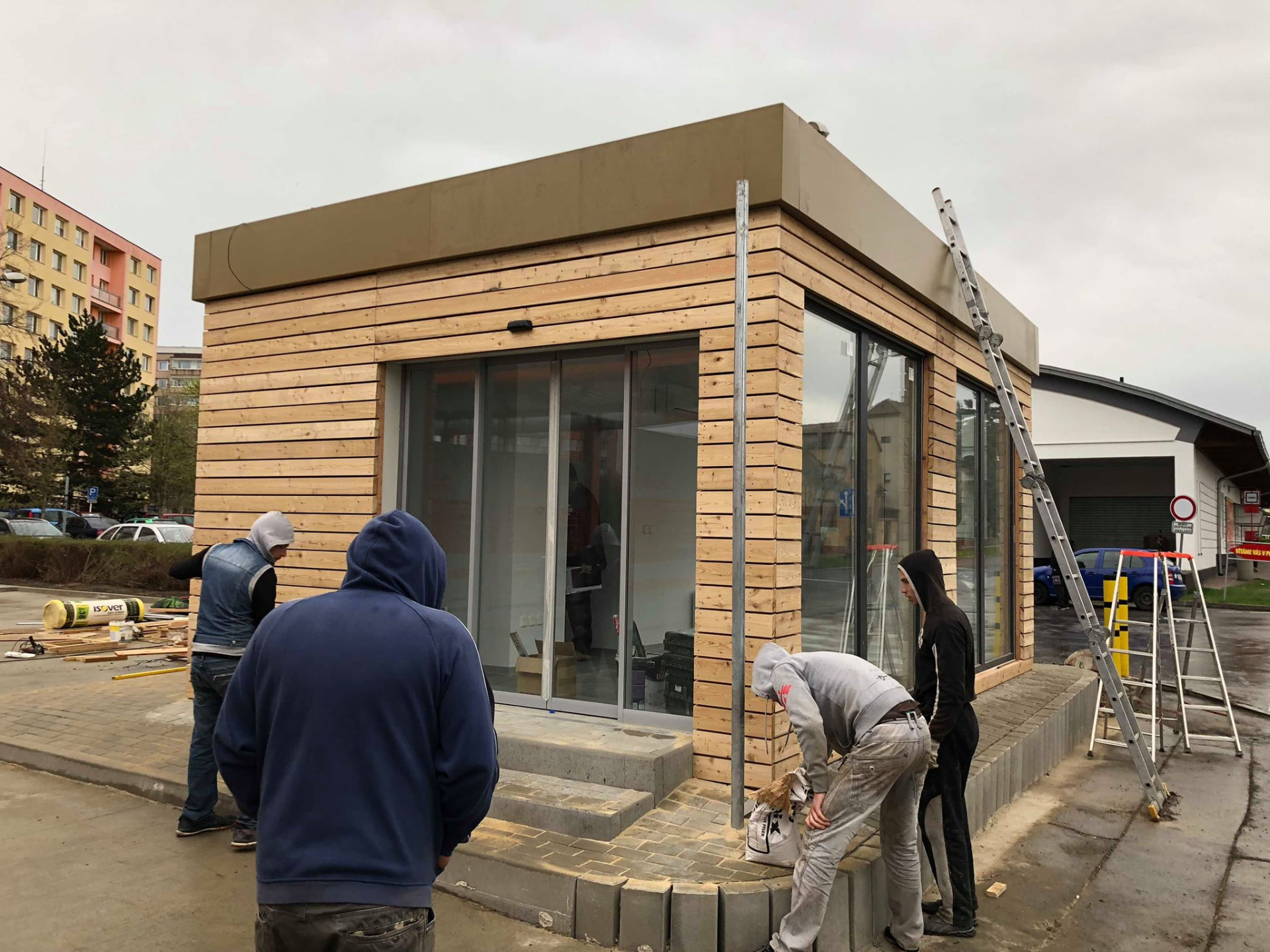 Montáž dřevěného obkladu prodejního pavilonu
