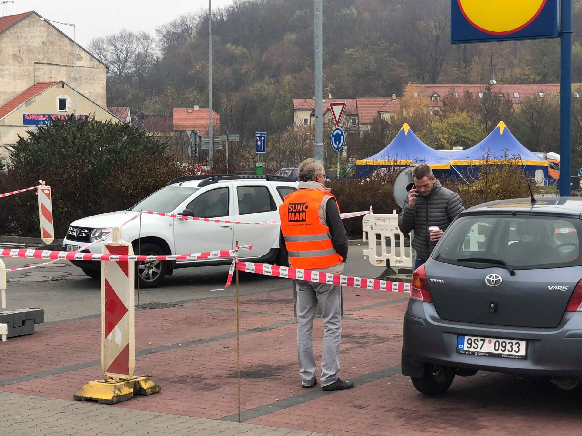 Pracovník SunMan při koordinaci stavby u prodejny Lidl