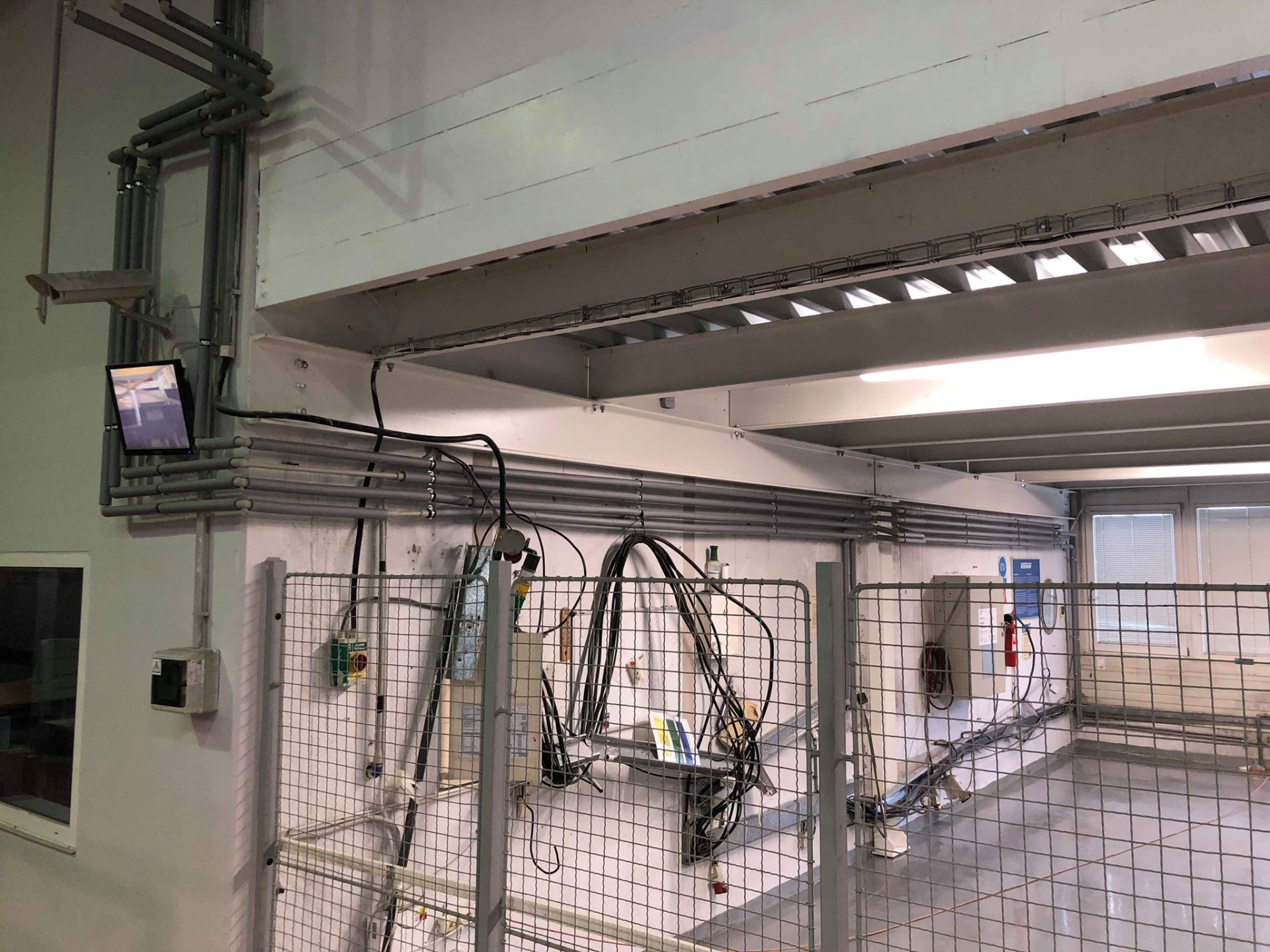 Elektroinstalace a kabelové trasy v průmyslové hale