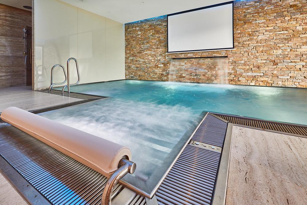 Vnitřní bazén s wellness prvky v rezidenčním projektu