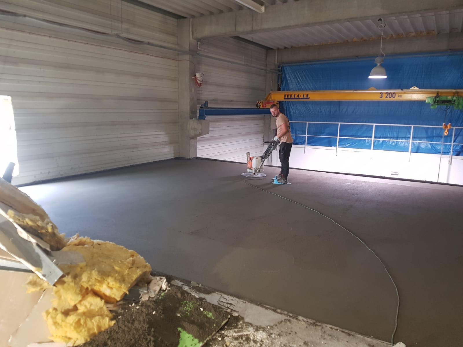 Strojní hlazení betonové podlahy ve výrobní hale