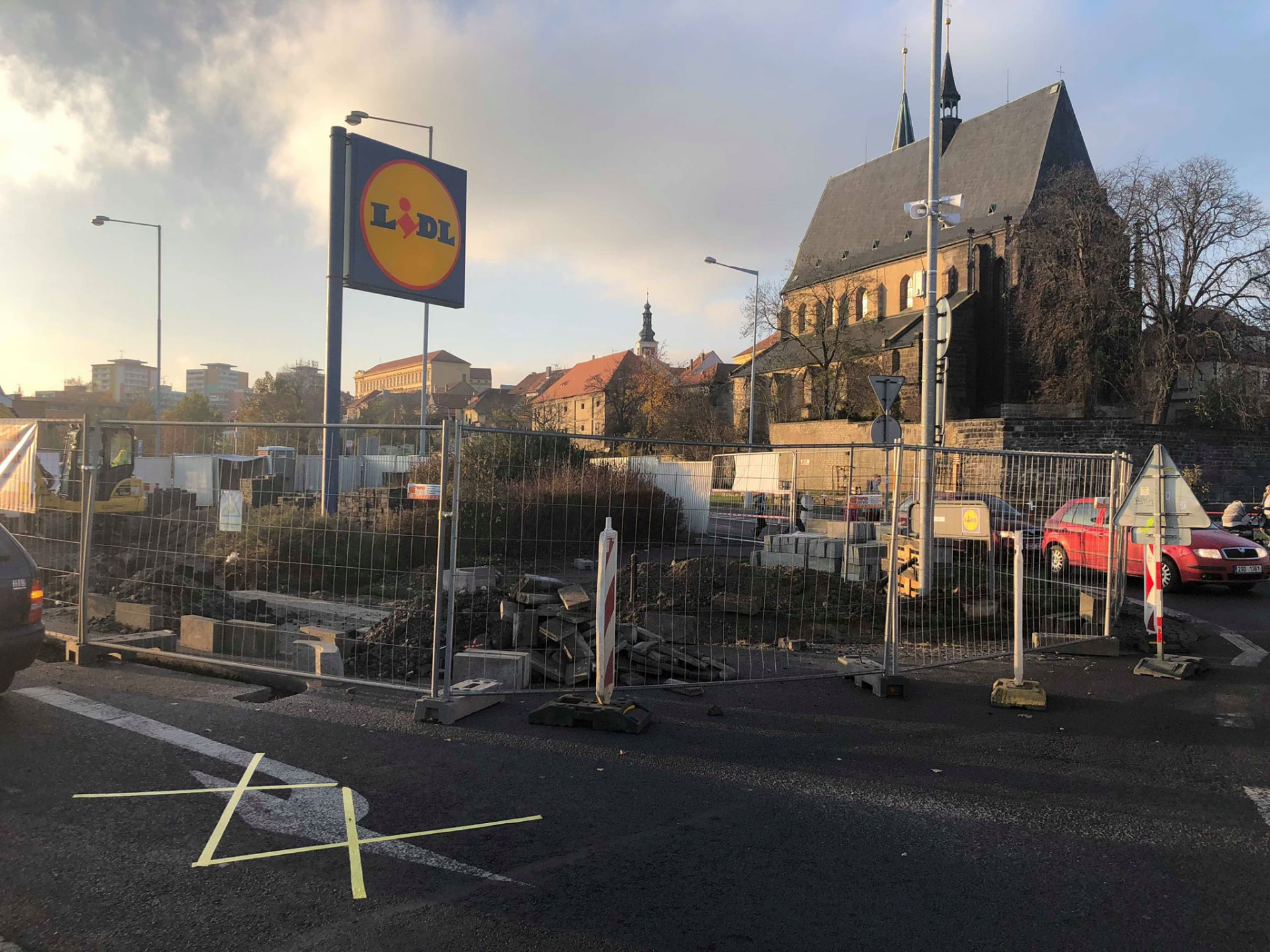 Stavba prodejny Lidl v centru města