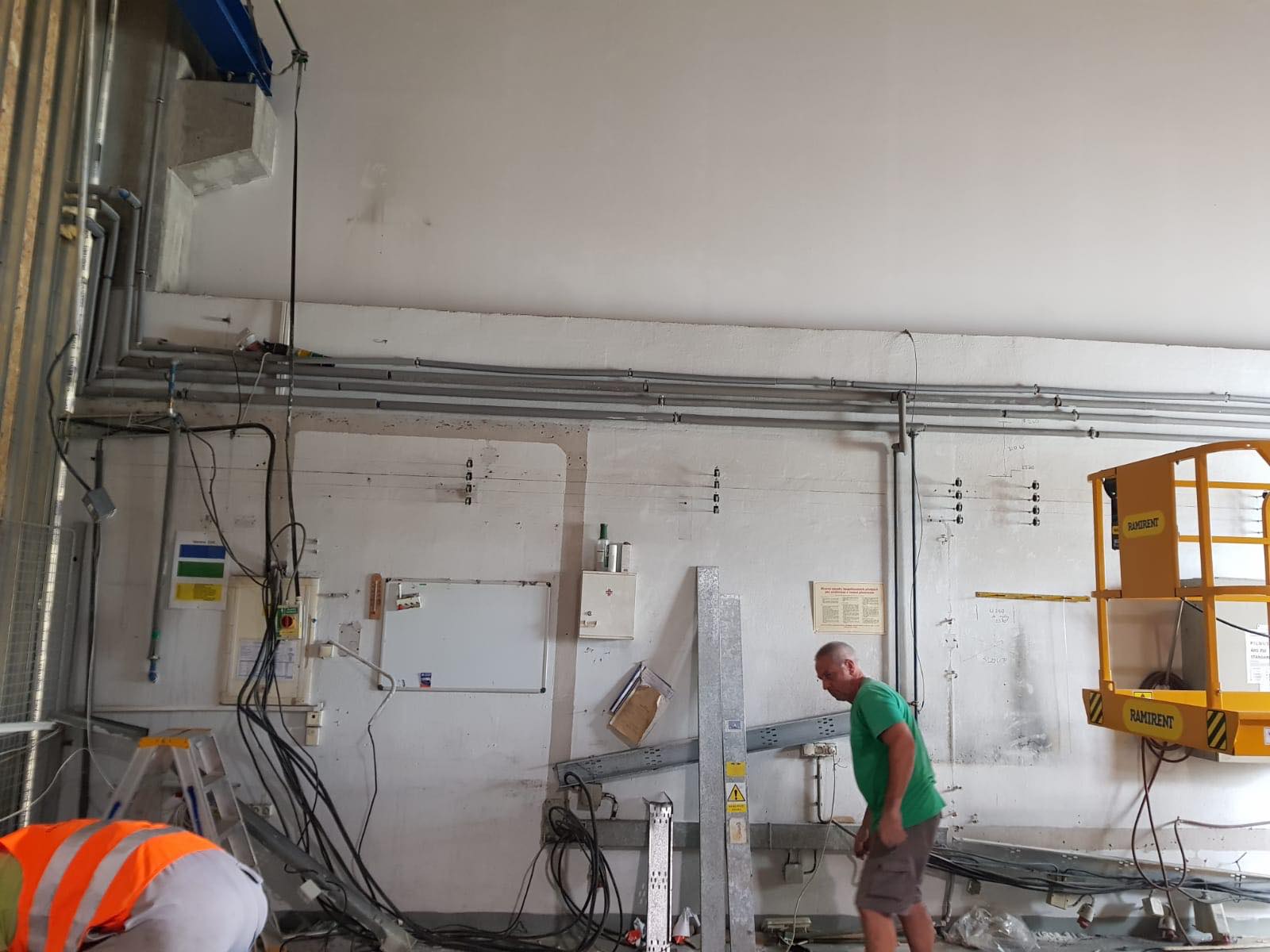 Elektroinstalace a rozvody ve výrobní hale